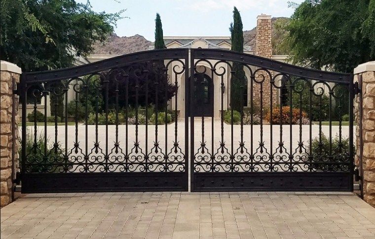 DRIVEWAY GATE